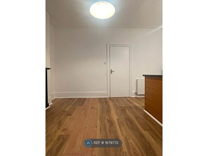 2 Bedroom Flat To Rent In Davisville Road, London, W12
