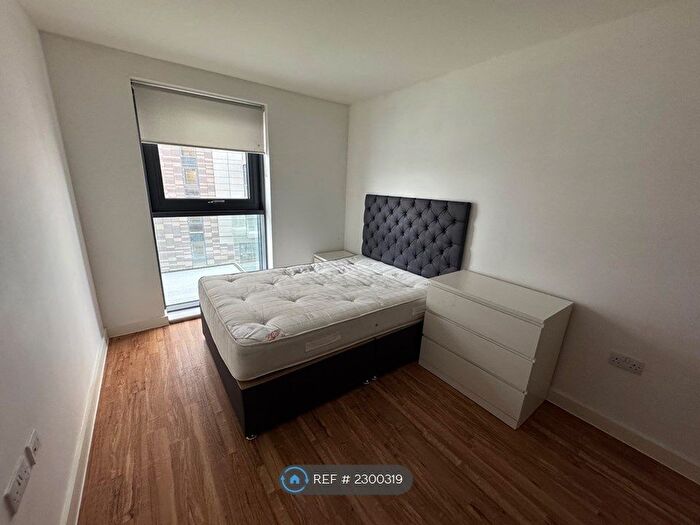 2 Bedroom Flat To Rent In Pomona Strand, Old Trafford, Manchester, M16