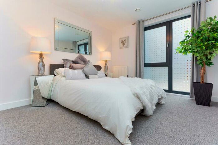 1 Bedroom Flat To Rent In Marketfield Way, Redhill, RH1