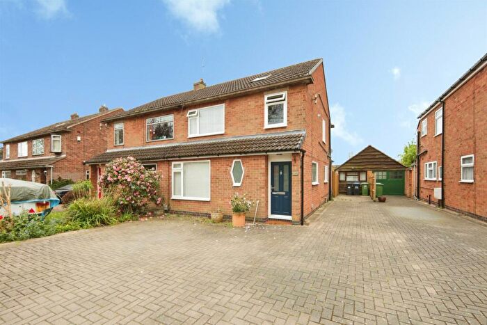 4 Bedroom Semi Detached House For Sale In Blackthorn Road, Kenilworth, CV8