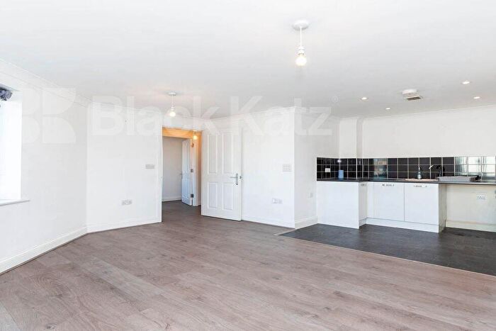 2 Bedroom Flat To Rent In Blacksmith Court, Green Lanes, Palmers Green, N13