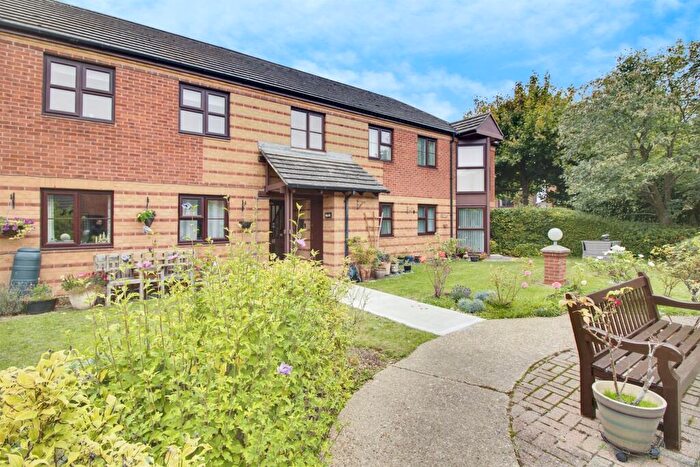 2 Bedroom Flat For Sale In Roseacre Gardens, Welwyn Garden City, AL7