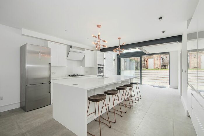 5 Bedroom Terraced House To Rent In Grafton Square, SW4