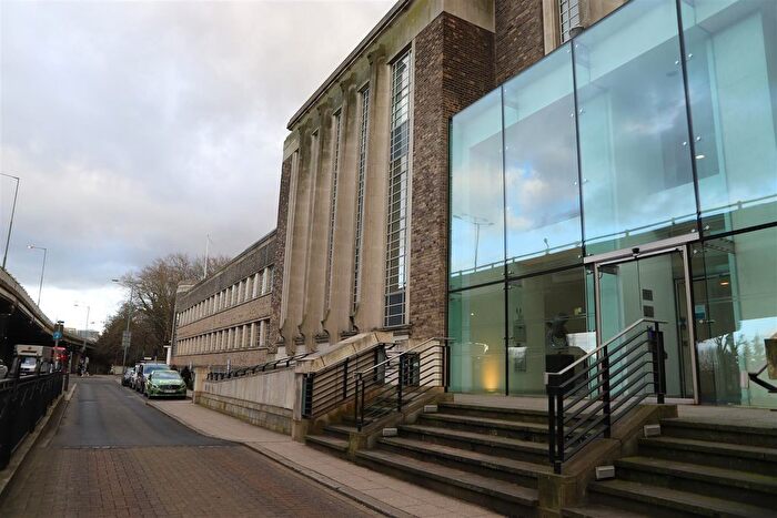 2 Bedroom Flat To Rent In Great West Road, Brentford, TW8