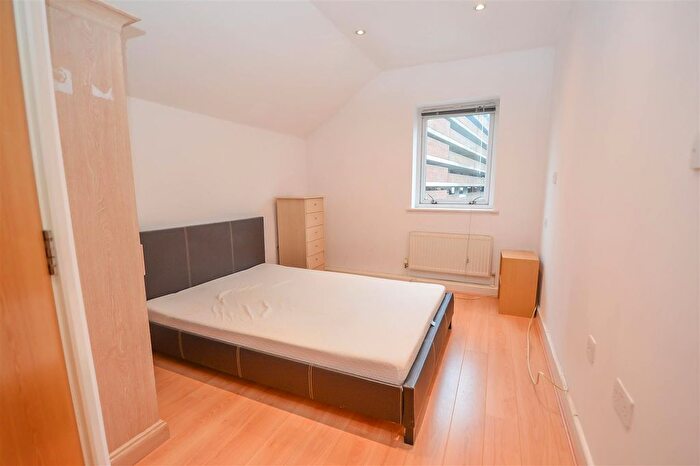 2 Bedroom Flat For Sale In Coptfold Road, Brentwood, CM14