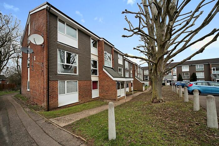 2 Bedroom Flat For Sale In Cuffley Court, Hemel Hempstead, HP2