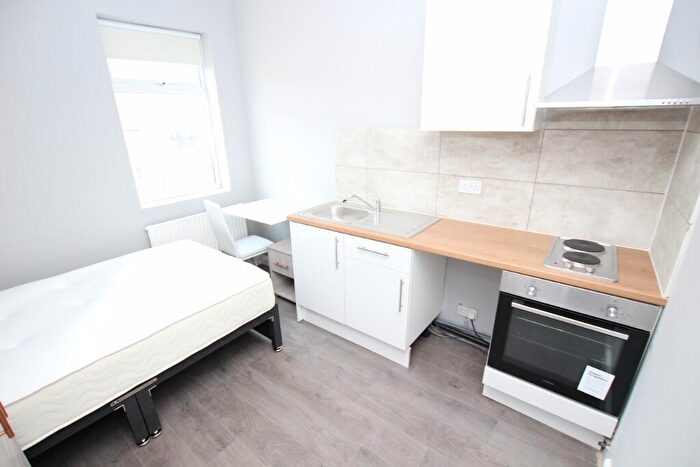 Studio To Rent In Suffield Road, London, N15