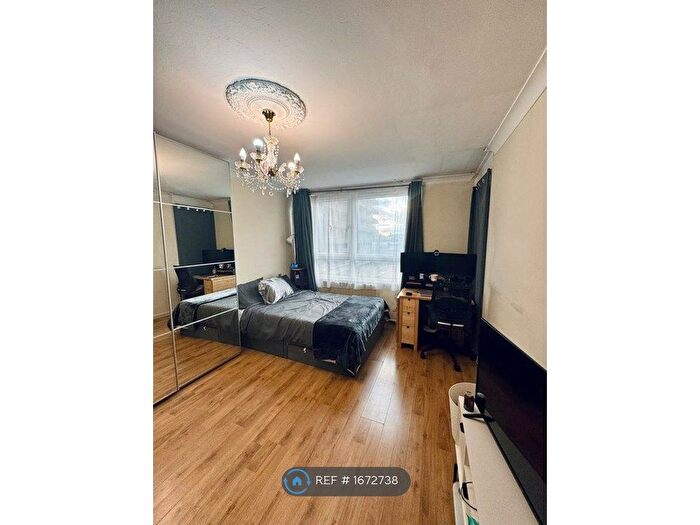 3 Bedroom Flat To Rent In Damory House, London, SE16