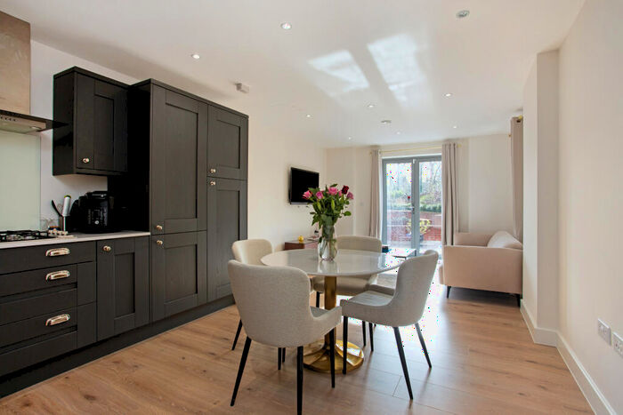 1 Bedroom Apartment To Rent In Queens Road, Weybridge, KT13