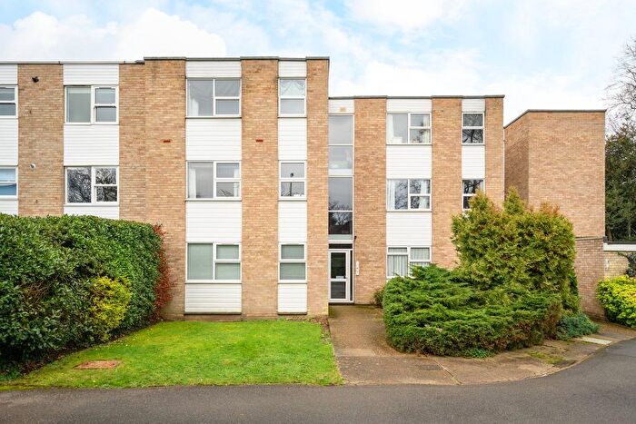 2 Bedroom Flat For Sale In Queens Road, Weybridge, KT13