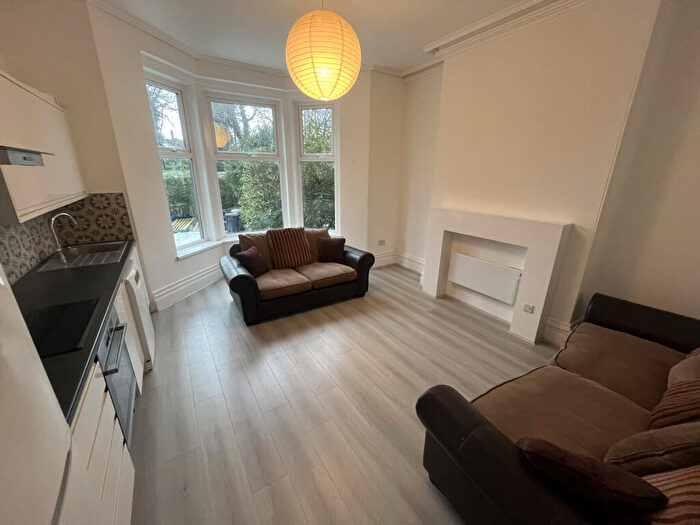 2 Bedroom Apartment To Rent In Grove Lane, Headingley, Leeds, West Yorkshire, LS6