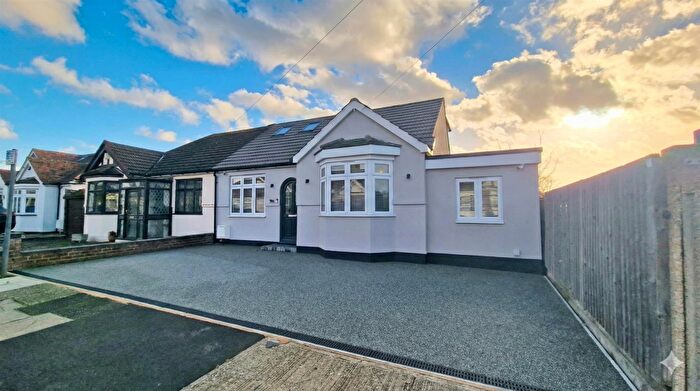 4 Bedroom Chalet For Sale In Victor Gardens, Hornchurch, RM12