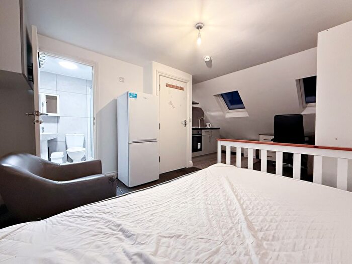 Studio To Rent In North Drive, Hounslow, TW3