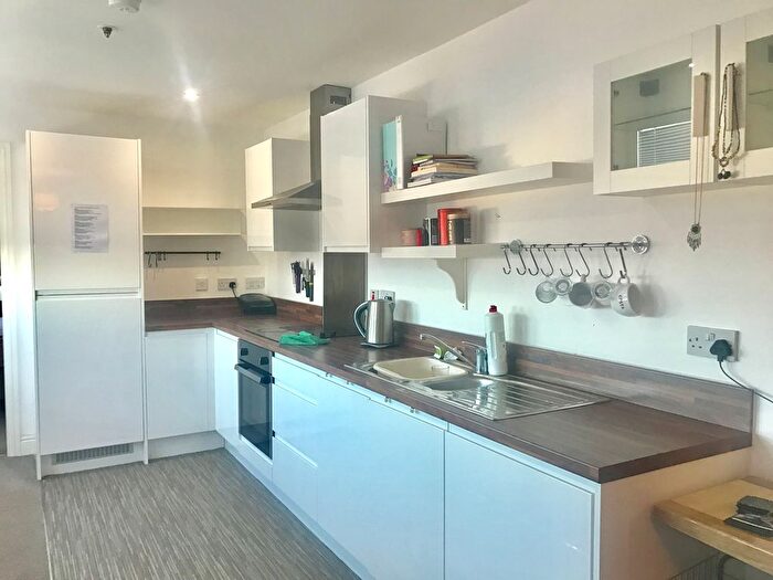 2 Bedroom Flat To Rent In Benbow Street, Sale, M33