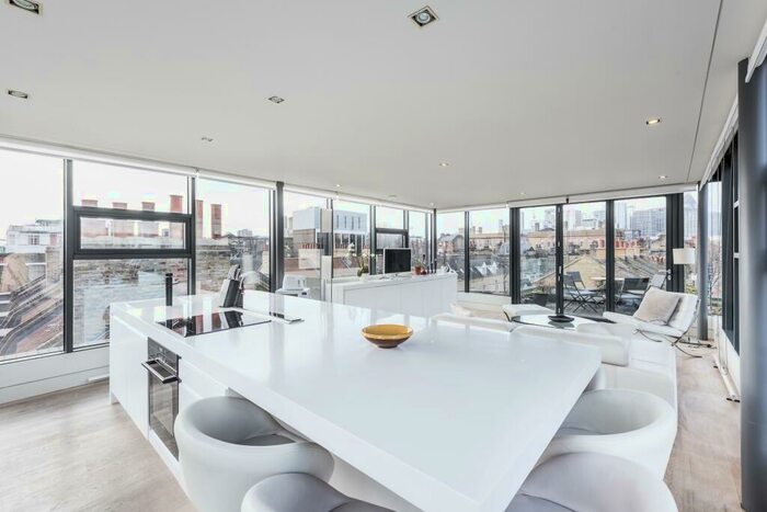 2 Bedroom Apartment To Rent In The Glassbox, Whitechapel, E1