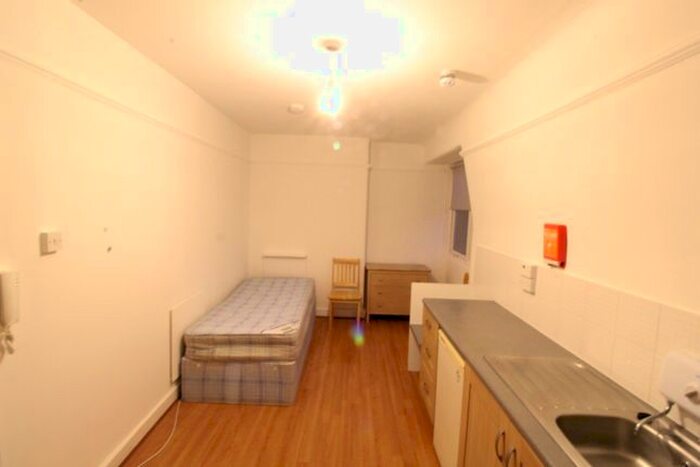 Studio To Rent In North End Road, London, NW11