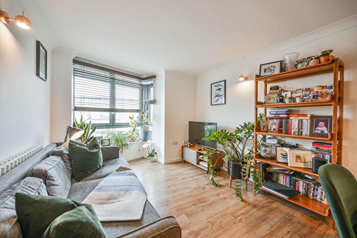 2 Bedroom Flat For Sale In Lewis Gardens, Stamford Hill, London, N16