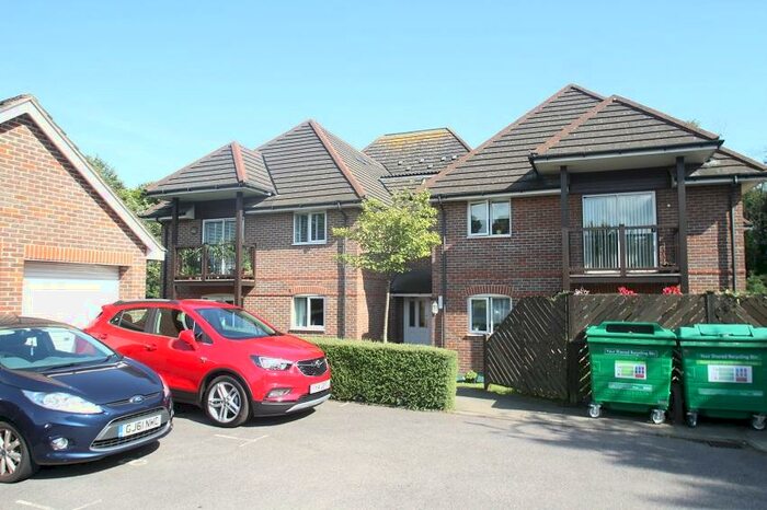 2 Bedroom Flat To Rent In Yachtsman Close, Bursledon, SO31