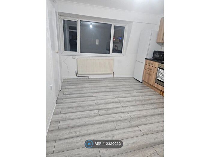 1 Bedroom Flat To Rent In Commercial Road, London, E14