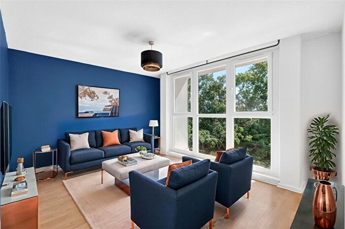 2 Bedroom Flat For Sale In Manor Court, Weybridge, Surrey, KT13