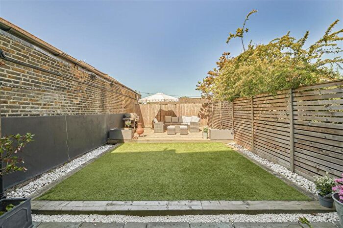 2 Bedroom Flat For Sale In Lavender Hill, SW11