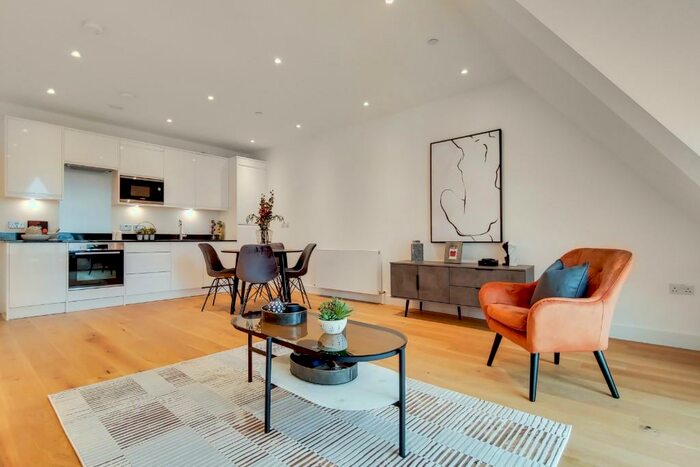 2 Bedroom Flat To Rent In Bridge Road, Chertsey, Surrey, KT16