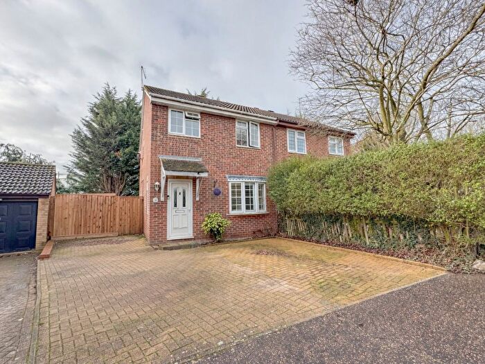 3 Bedroom Semi-Detached House For Sale In Chatsworth Gardens, Hockley, SS5