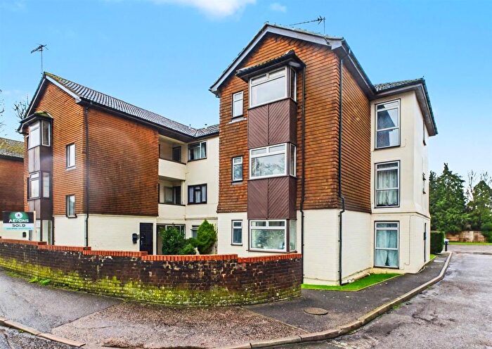 1 Bedroom Flat For Sale In Hollin Court, Northgate, RH10