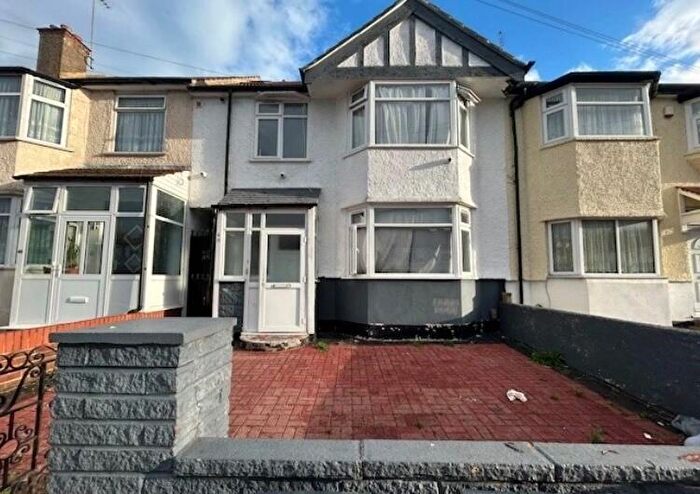 4 Bedroom House To Rent In West Way, Willesden, NW10