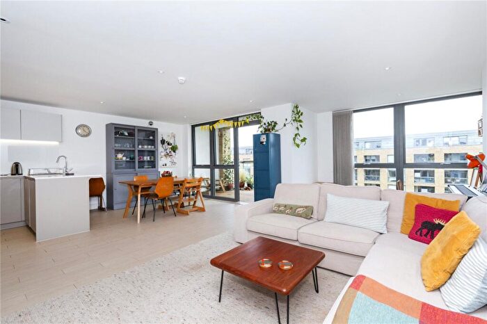 2 Bedroom Apartment To Rent In Canalside Square, London, N1