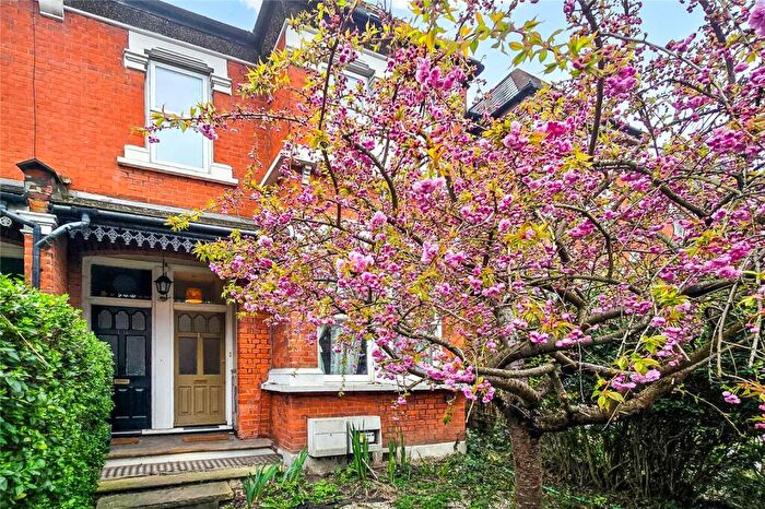 1 Bedroom Apartment For Sale In Palace Gates Road, London, N22
