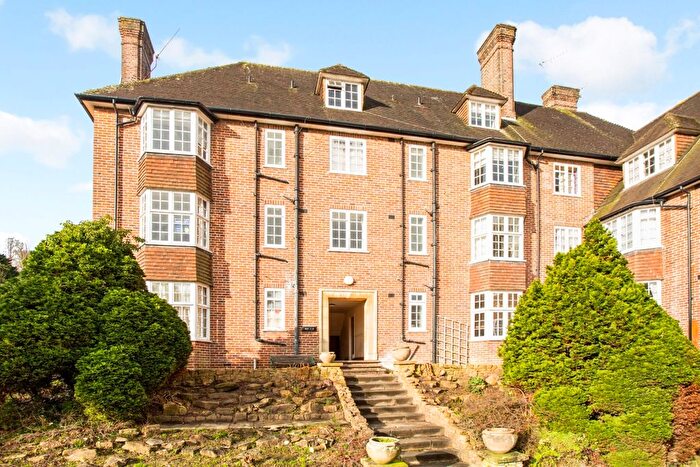 2 Bedroom Flat To Rent In Chaucer Court, Guildford, GU2