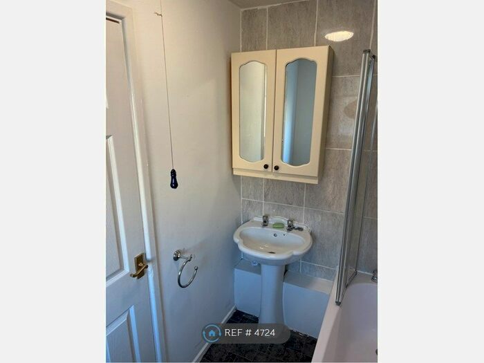 2 Bedroom Flat To Rent In Tredegar Arms Flats, Machen, Caerphilly, CF83