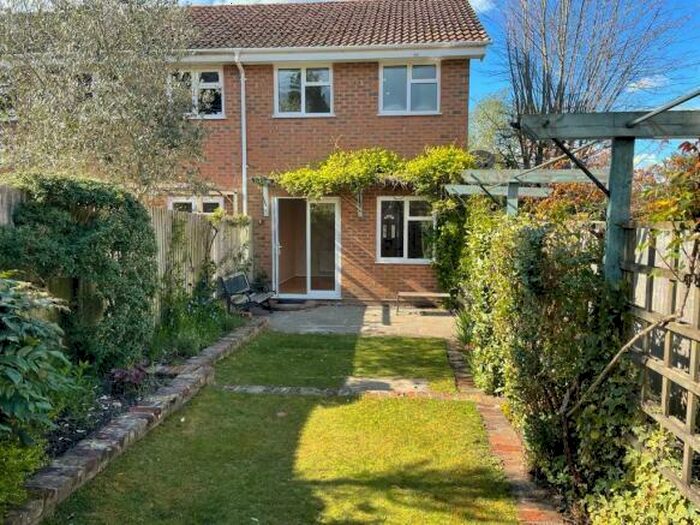 2 Bedroom End Of Terrace House To Rent In Lightwater, GU18
