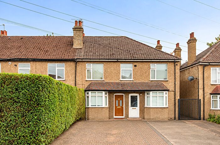 2 Bedroom Flat For Sale In Lavender Avenue, Mitcham, CR4