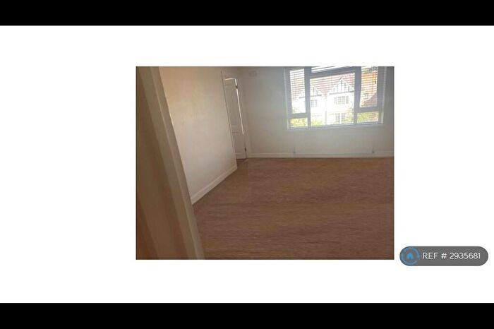 1 Bedroom Flat To Rent In Windsor Court, London, N11