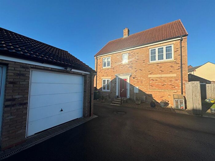 4 Bedroom Semi Detached House For Sale In Claygate Way, Eastfield, Scarborough, YO11