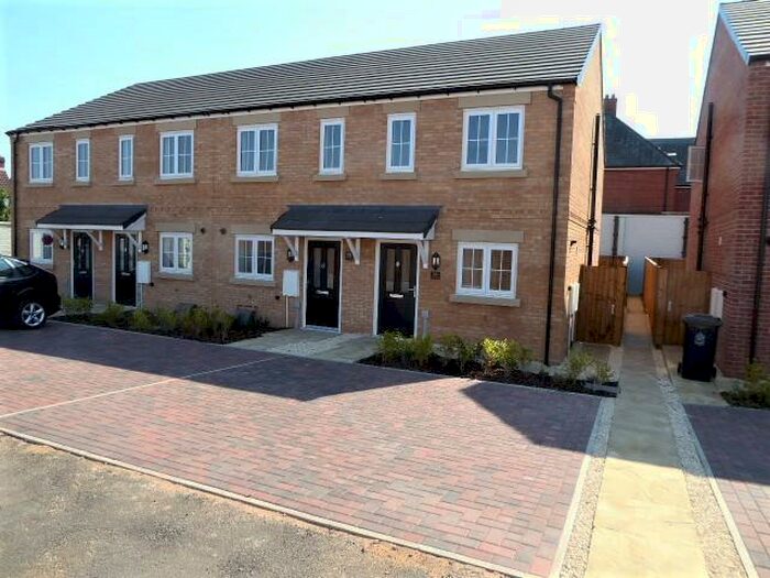 2 Bedroom Town House To Rent In Thorpe Gardens, Doncaster, DN4