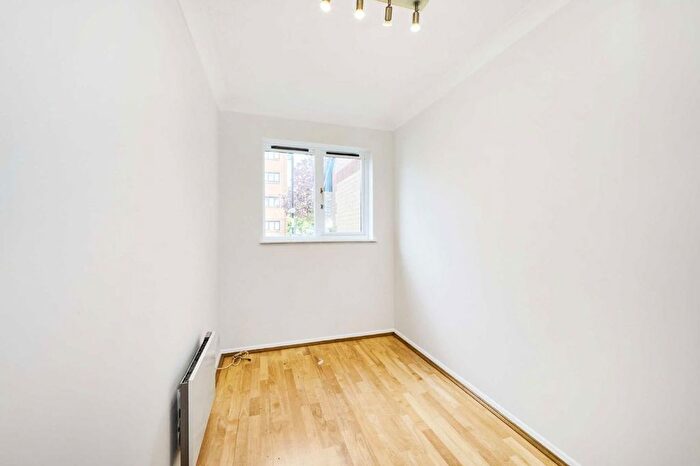 2 Bedroom Flat To Rent In Cross Road, Wimbledon, SW19