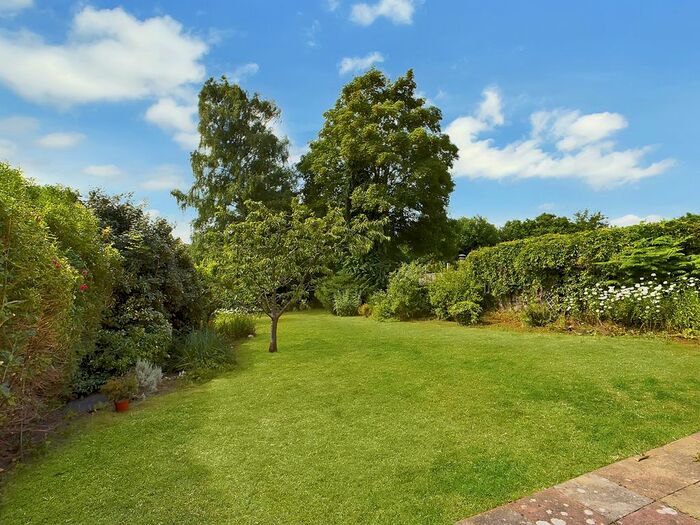 4 Bedroom Bungalow To Rent In Rowtown, Addlestone, Surrey, KT15