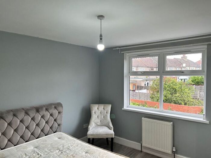 5 Bedroom Semi-Detached House To Rent In Brighton Road, Purley, CR8