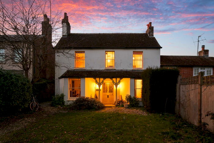 4 Bedroom Semi-Detached House For Sale In Bath Road, Newbury, RG14