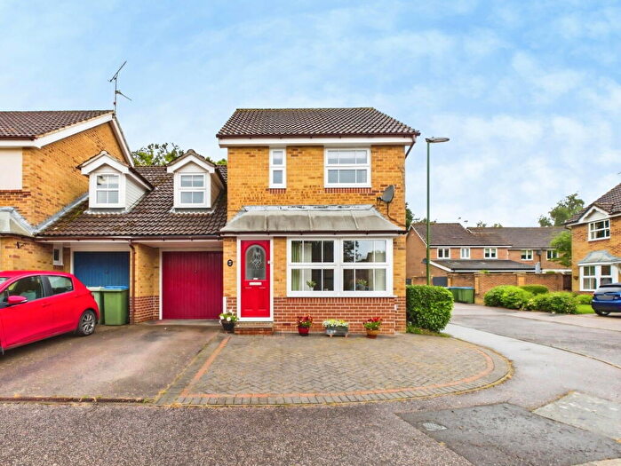 3 Bedroom Semi-Detached House For Sale In Earles Meadow, Horsham, RH12