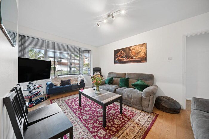 2 Bedroom Flat To Rent In Friern Park, North Finchley, N12