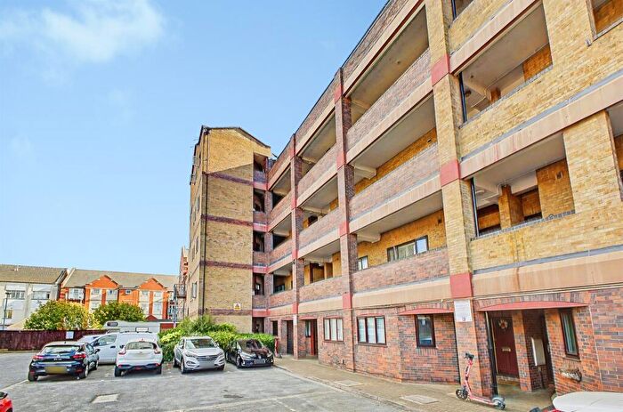 1 Bedroom Flat For Sale In Baronson Gardens, Northampton, NN1