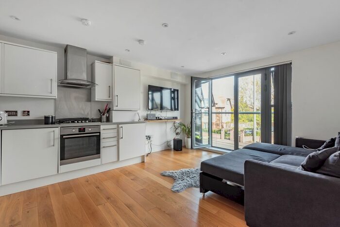 2 Bedroom Flat To Rent In Masons Hill, Bromley BR2