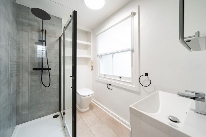 3 Bedroom Flat To Rent In Kings Road, London, SW3