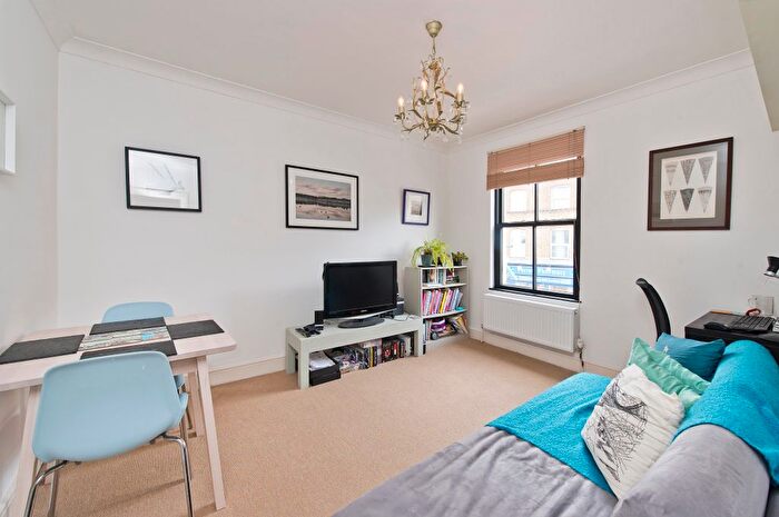 1 Bedroom Flat To Rent In Blythe Road, Brook Green, London, W14