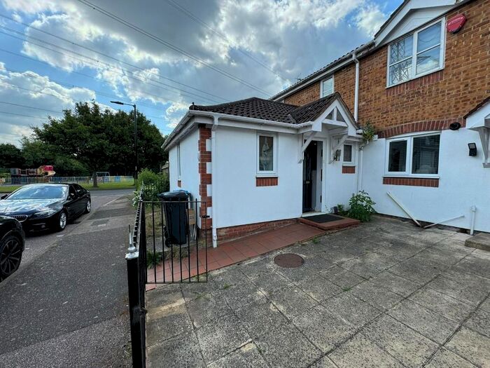4 Bedroom End Of Terrace House To Rent In Barrass Close, Enfield, EN3