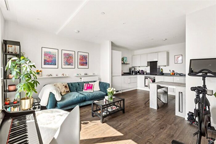1 Bedroom Apartment For Sale In Bridle Mews, London, E1